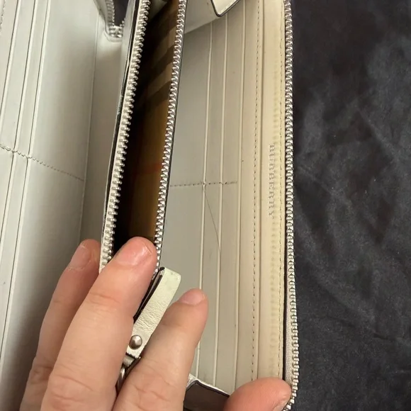 Burberry white Cream Leather Wallet - Picture 5 of 9